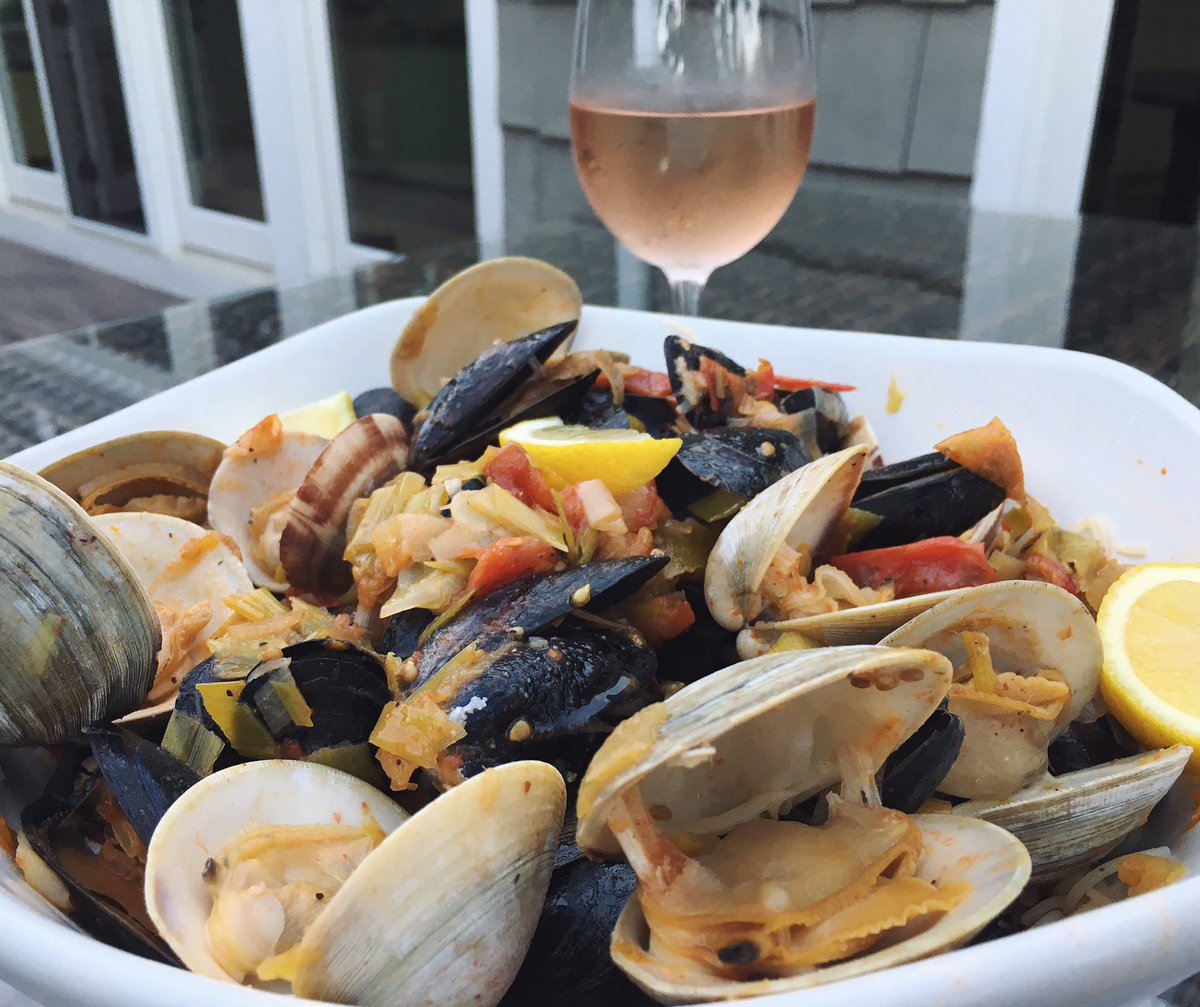 astein03's tweet photo. Looking back on my favorite summer meal...trading in clams &amp; mussels for soup &amp; anything Pumpkin Spiced 🍂 https://t.co/P8dsqZQelC