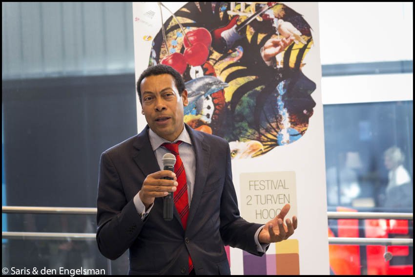 2Turven's tweet image. Tijdens de opening van ons festival riep burgemeester @francweerwind van Almere op allemaal naar 2 Turven Hoog te komen. Doen hoor!