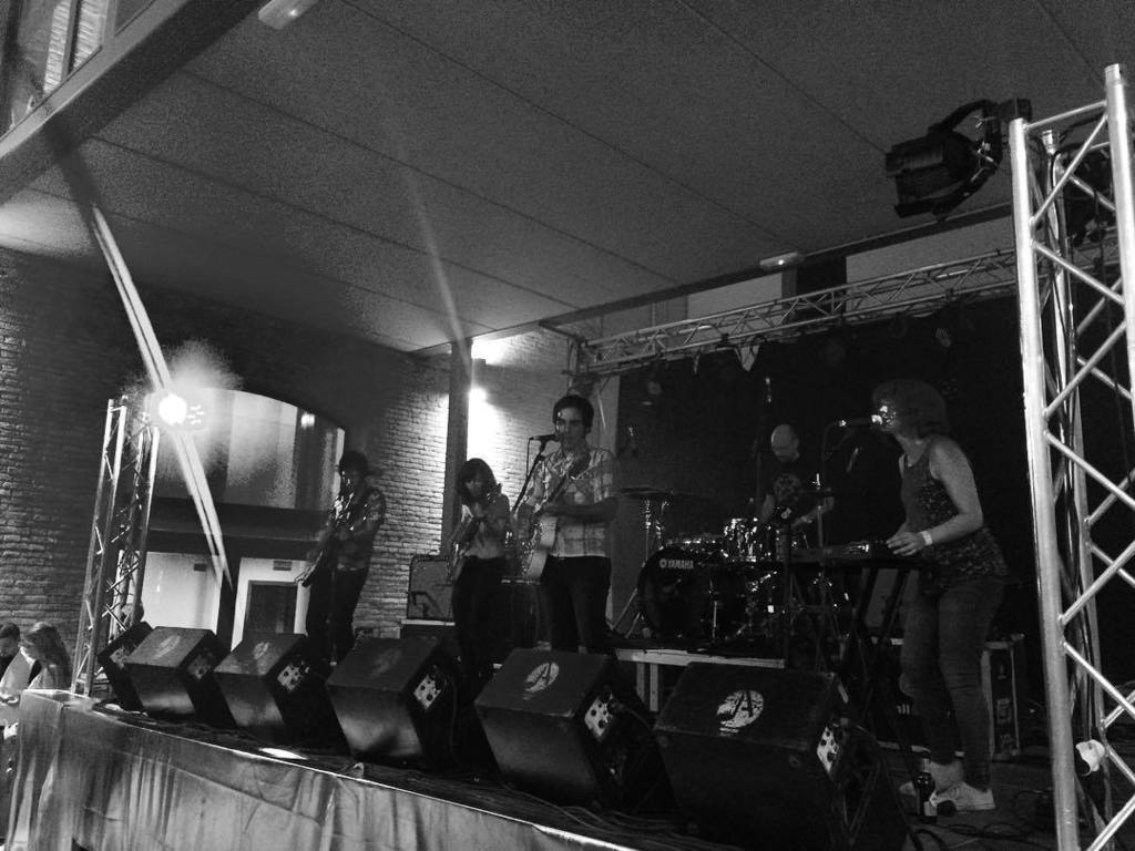 gramoladekeith's tweet photo. Ya estรกn @terrier_band dรกndolo todo en el @shes_the_fest ๐ฅ๐๐พ #STF16 #lasnaves #sheisthefest https://t.co/NagHQ0G1QS https://t.co/KfPDCYqQDe