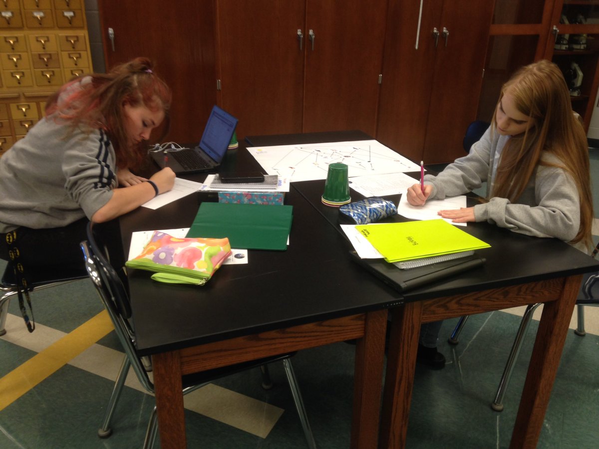 knightbio1's tweet photo. Lots of different activities happening at the same time in a #flippedmastery classroom #OtsegoKnights #LearningAtOwnPace https://t.co/OIuJQZX55a