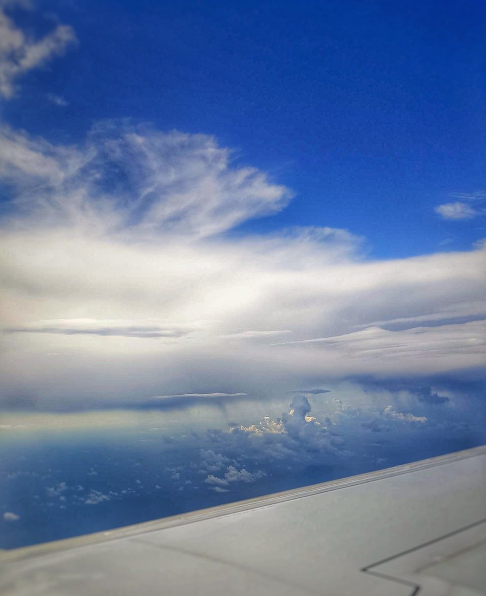 theluxtravelguy's tweet photo. The only thing between you and your #dreams.......nothing. #travel #clouds #sky https://t.co/zaF8mkprT4