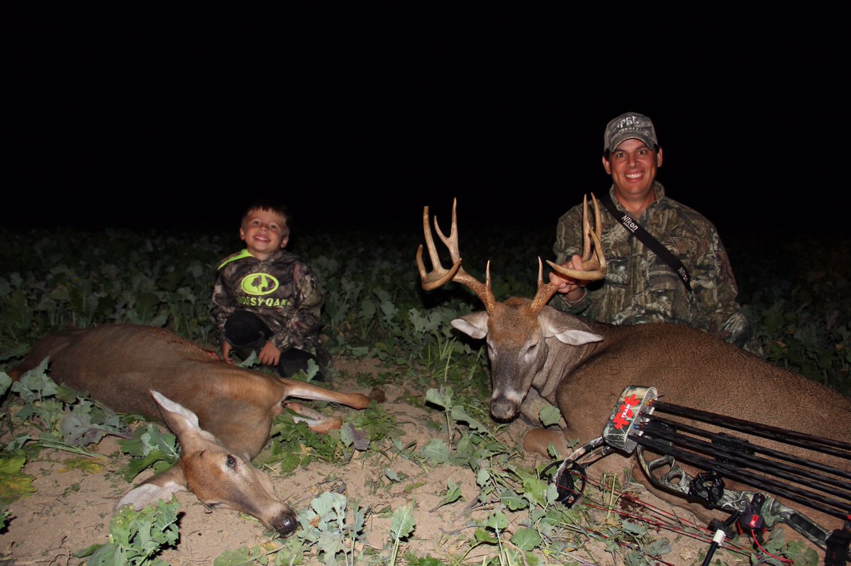 Justin Lurk is on the Bow Madness board in Missouri! He made a PERFECT shot on this 141 5/8" AND a mature doe with brother Jared + Henry!
