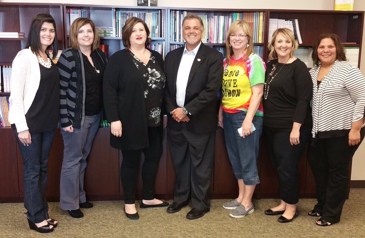 carizaletaorta's tweet photo. "Teach to the top 25%" w/@gomezdeti #forneyconnects #gomezandgomez https://t.co/1QPtRXGz2g