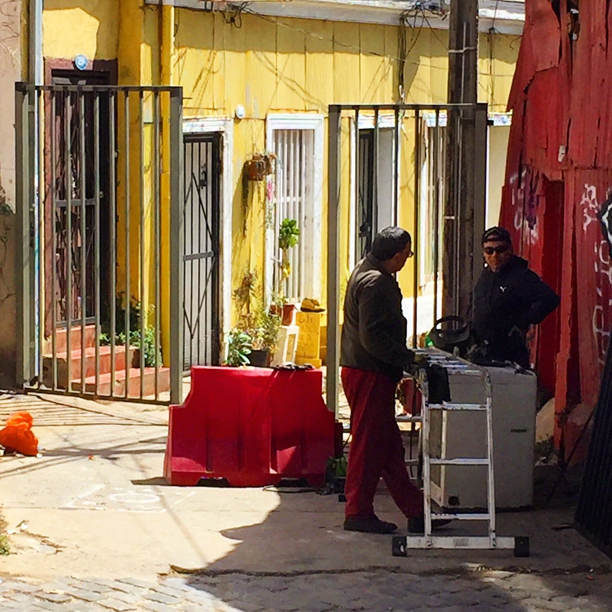 salvemosvalpo's tweet photo. Enrejando las escaleras Strauss y Chopin,Bellavista.Vecinos cabreados del carrete y tomateras, hoy apurados antes dla pesadilla #MilTambores https://t.co/lczOfFWHbN