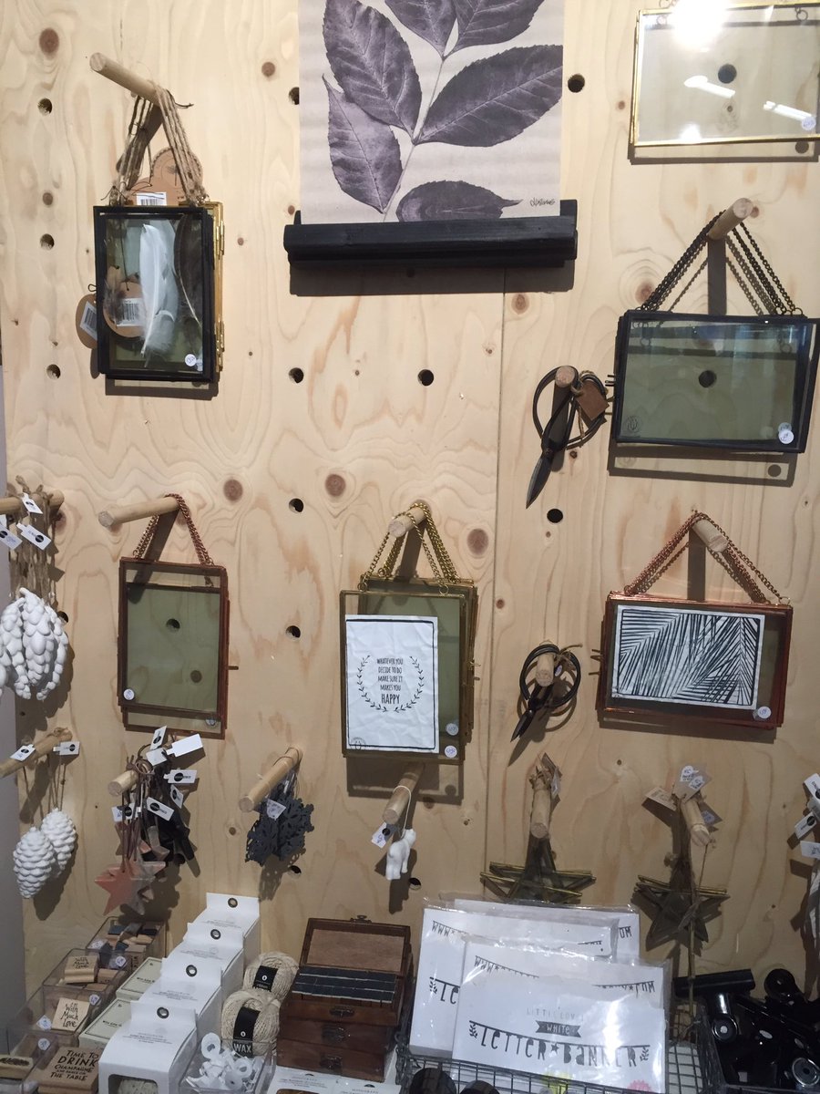 PiMbericht's tweet photo. Avondje inspiratie opdoen bij #vtwonenendesignbeurs. In 3 woorden: industrieel, retro en natuurlijk. Eindelijk weg met die geurkaarsen! https://t.co/mbcClQw7xE