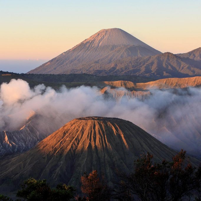 wonderfulid's tweet photo. Menatap indahnya Matahari beranjak keluar dari peraduannya di Bromo adalah pengalaman yang tak terlupakan. Selamat pagi! https://t.co/q1TvTnXbd2