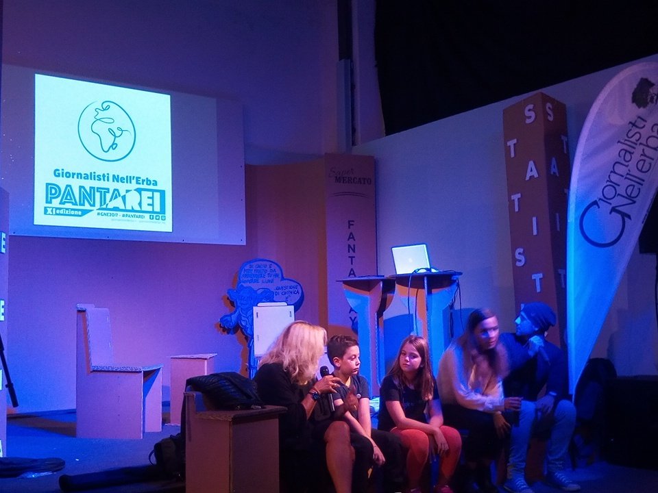 Estacchio's tweet photo. @gNellerba post presentazione a @FrascatiScienza di #gNe11 alle prese con la scelta dei panuozzi al pub @machevuo a @frascati https://t.co/z58nltuIh3
