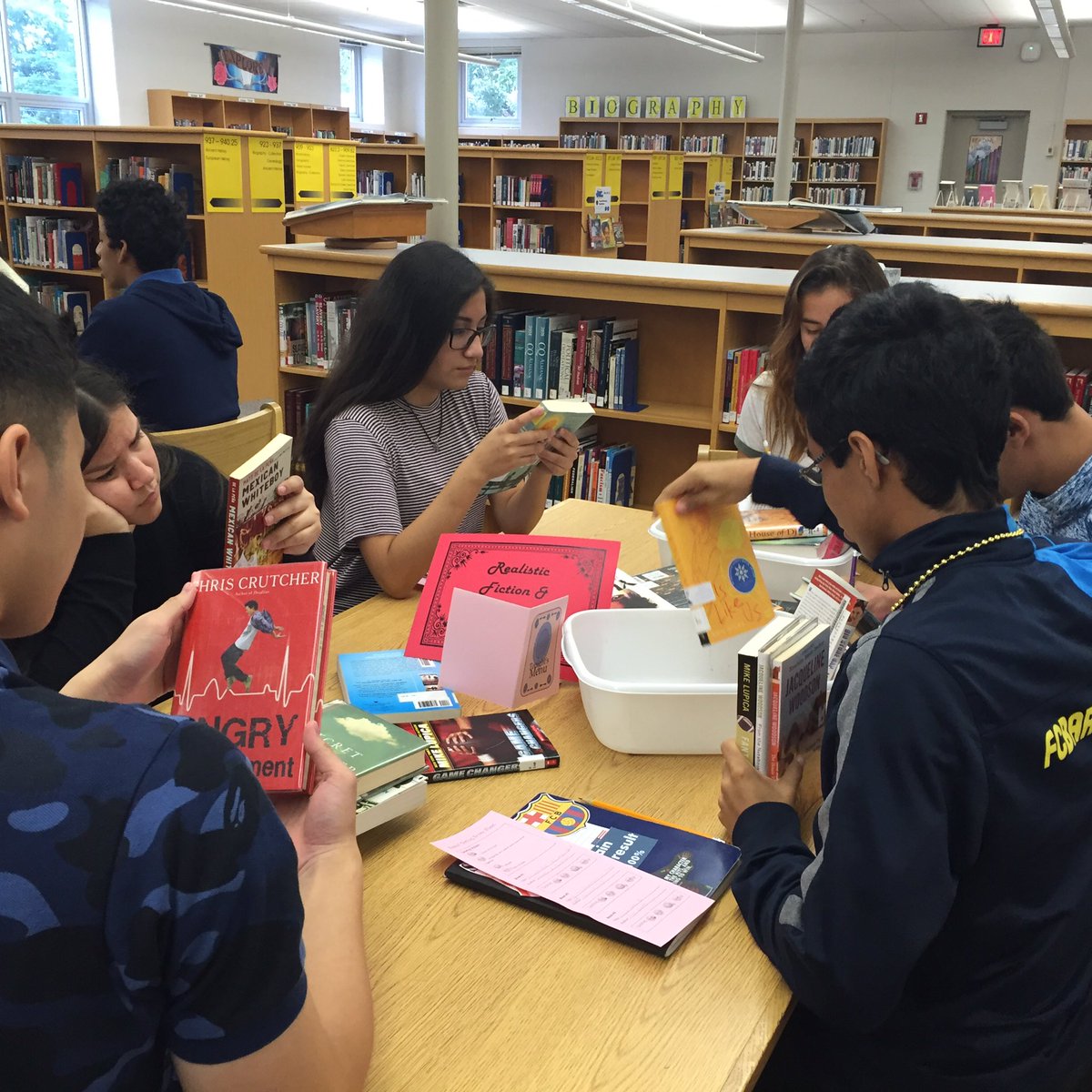 findreadexplore's tweet photo. Book speed dating--students so engaged! great experience! #fcpsliteracy #leeHSreads https://t.co/onEHuF8yIP