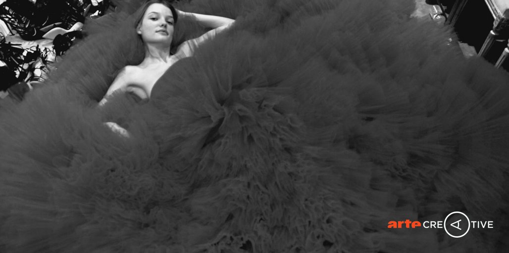 ARTEfr's tweet image. "Qu'est-ce que la #HauteCouture ?" Le fabuleux documentaire de @LoicPrigent est dispo en ligne pendant 1 mois sur bit.ly/hautecouturePr…