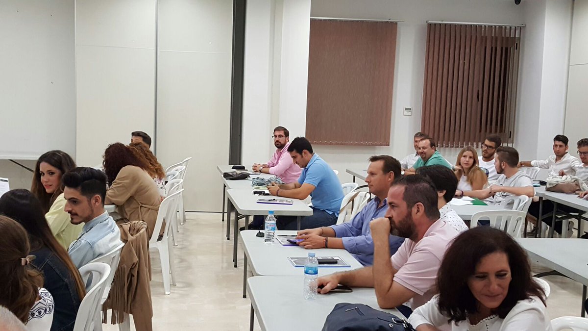 hnuevaesperanza's tweet photo. Finalizado el I Curso de #ProtocoloCofrade organizado por @hnuevaesperanza y con la colaboración de @p_4tintas y @jotaelepc gracias a tod@s https://t.co/NWbYjcBvjy