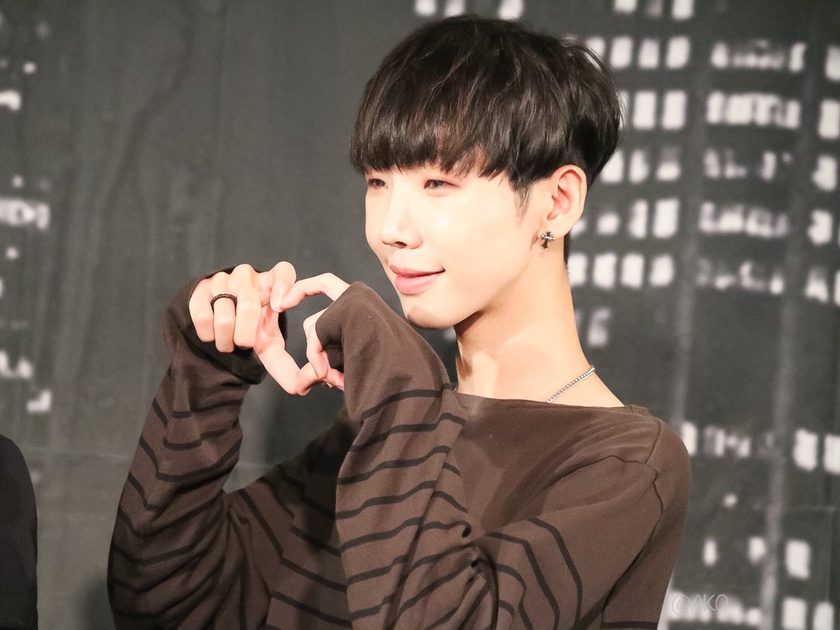 gogo_ako2's tweet photo. 160930 Stay With Me 공연 1부
フォトタイム〜♪
#kmuch #케이머치
#kiu #bornus #glow #ato
@kmuch_official @KMUCH_JPN https://t.co/GSAv6mmFtK