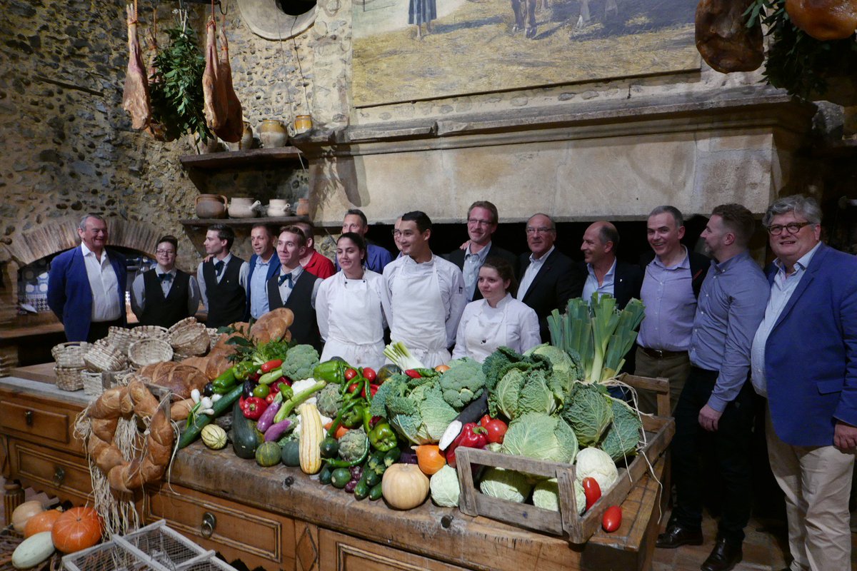 gillespudlowski's tweet photo. Le club des #chefsdeschefs s'est réuni chez @michelguerard à la #Fermeauxgrives https://t.co/k9cCYW52rn