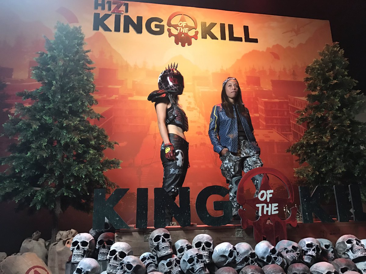 Twitch Japan H1z1 King Of The Killブースではオフライン大会の練習が行われていました トーナメントが二回あり優勝者にはそれぞれ4000ドルの賞金があるそうです 最新バージョンを プライベートサーバー上で行われていて 近くオンラインプライベート