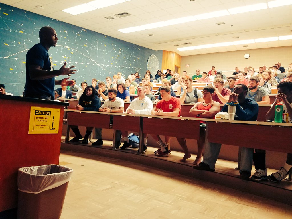 DeMoineAdams's tweet image. An honor to give the @cunebulldogs🏈 team that pep talk to be winners in this game called life.#GoBulldogs #ExerciseYourLeadership #1Tim4:8