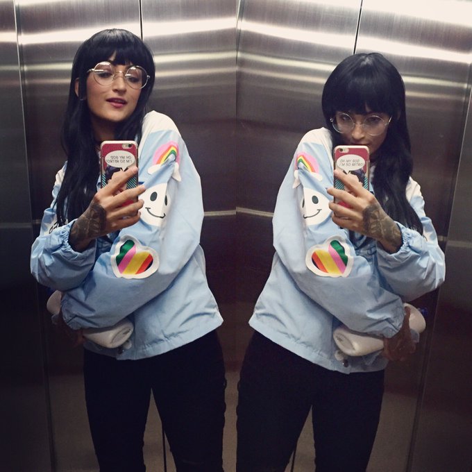 Amando mi nueva chaqueta 👕😊🌈  https://t.co/uLVkh8drV4 https://t.co/RTGOGwhSzj