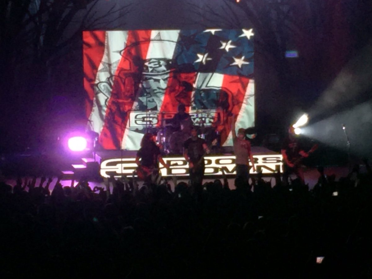 kleiman48's tweet photo. Those who honor our troops #soproud #USA #3DoorsDown https://t.co/yUxG1IE7nU