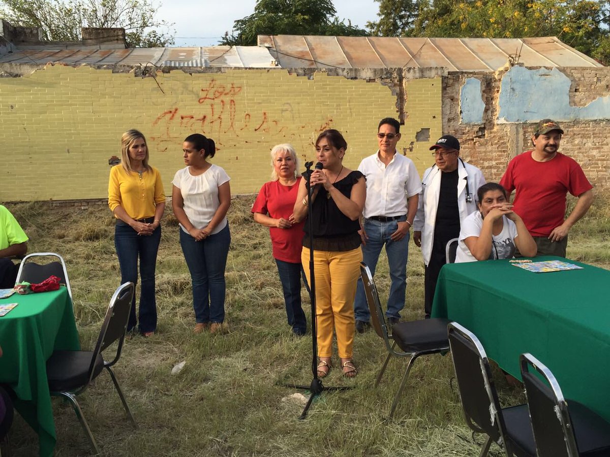 PRIPNegras's tweet photo. Esta tarde se vive #PRIgada en la colonia centro de #PiedrasNegras @villarrealsonia @Veronica_mtz https://t.co/NFn6ENQL9L