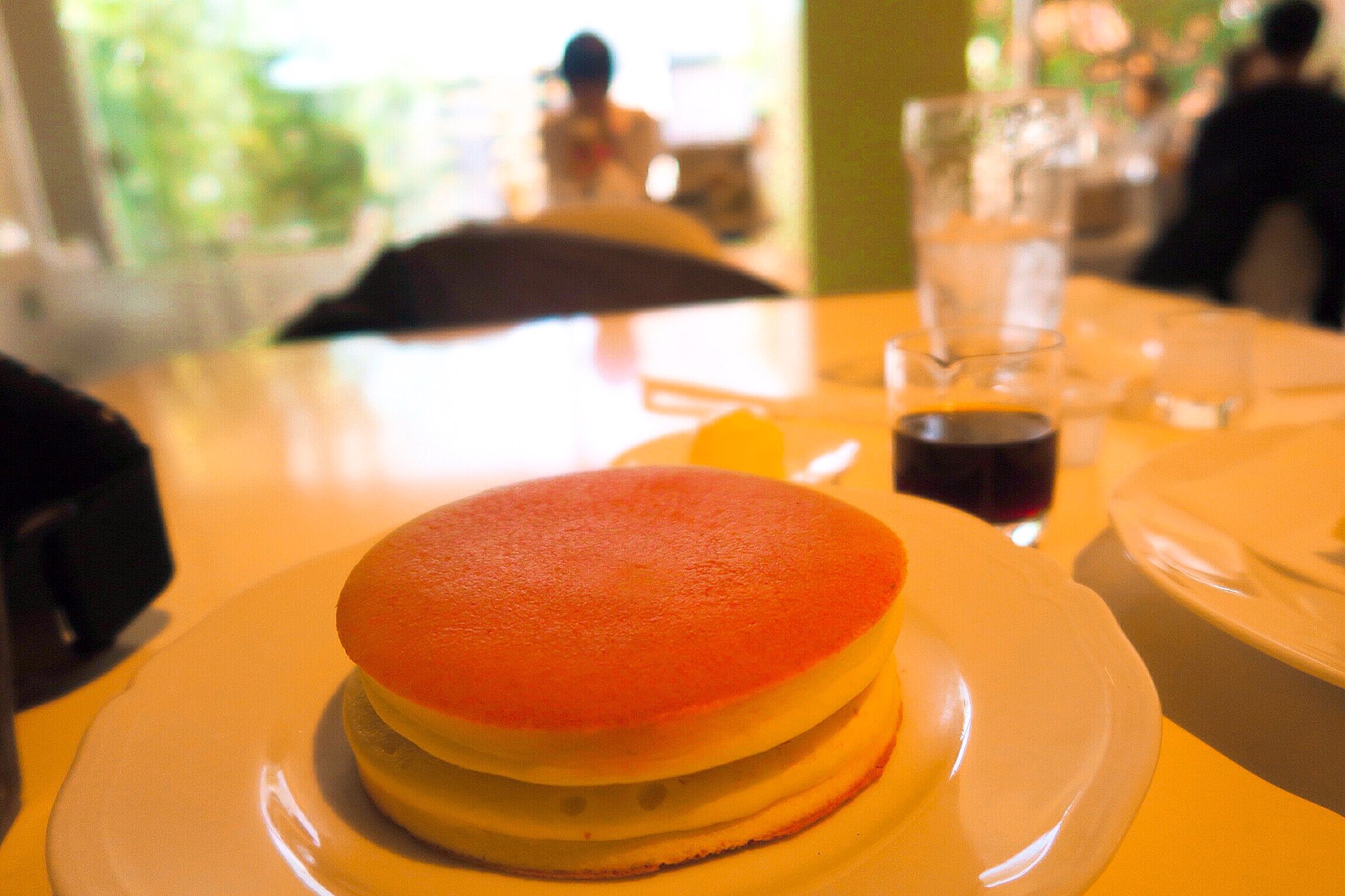 吉牛並盛 帯広 六花亭本店2階 ホットケーキ サクサクパイ 豚丼2軒目を諦めて糖分補給と行きます コチラのホットケーキのふわふわ感もさることながら 香りが素敵なんです バターにメープルの香りが追加されると涙が出てくるくらいです サクサク