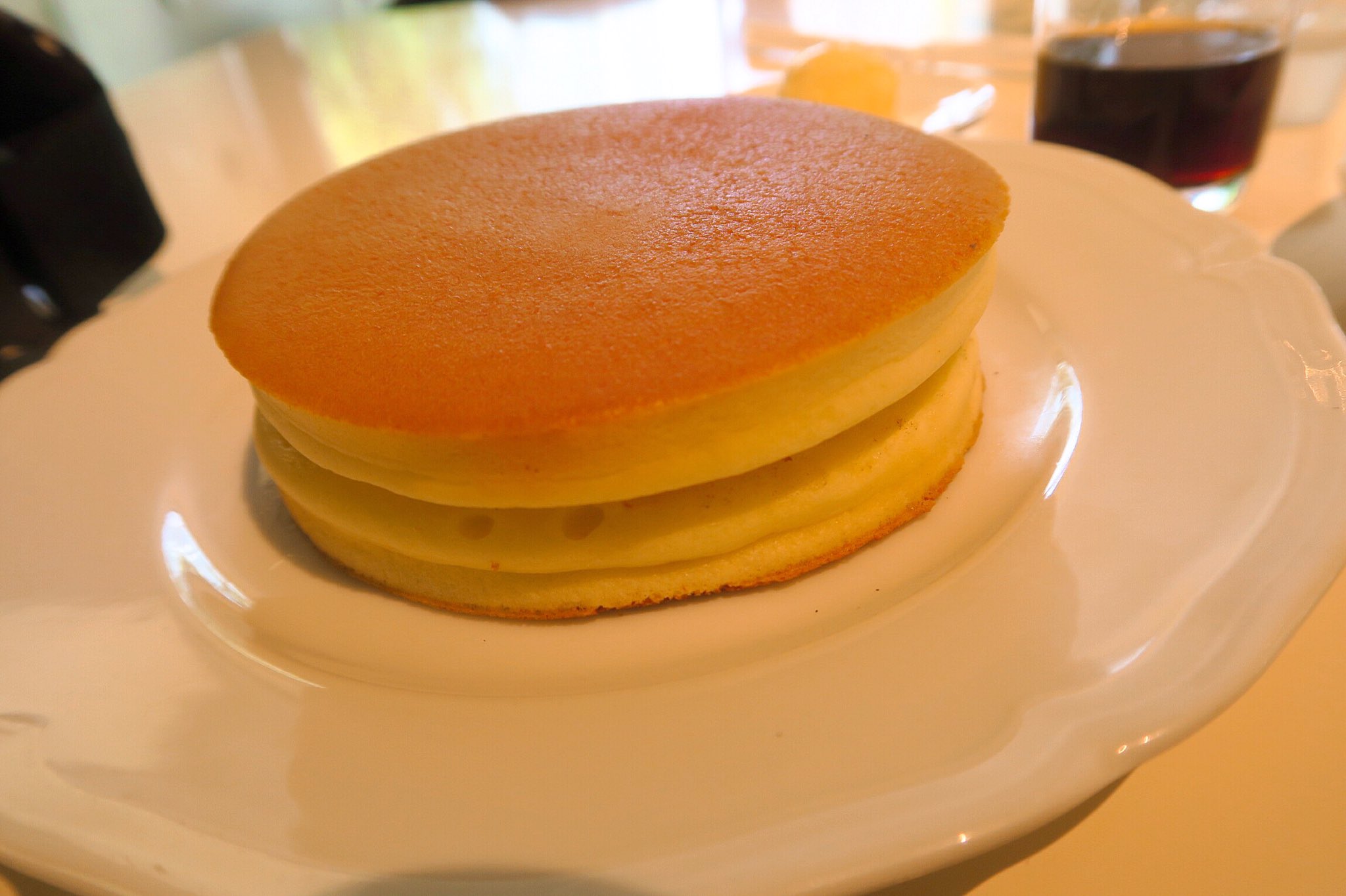 吉牛並盛 帯広 六花亭本店2階 ホットケーキ サクサクパイ 豚丼2軒目を諦めて糖分補給と行きます コチラのホットケーキのふわふわ感もさることながら 香りが素敵なんです バターにメープルの香りが追加されると涙が出てくるくらいです サクサク