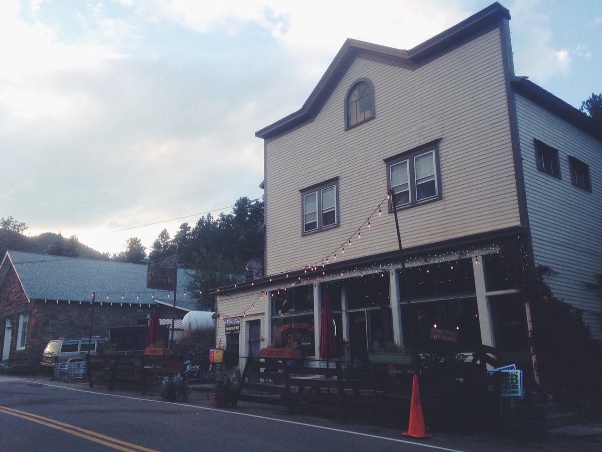 PoetsRowMusic's tweet image. Pizza night at the Merc! Also on the menu, @JohnMorningBear @hollylovell &amp;amp; us. Yum town. #Jamestownmercantile