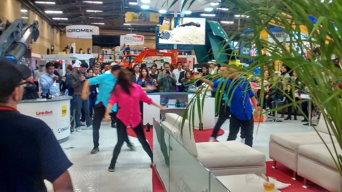 ing_juanmendez's tweet photo. Que buen equipo de baile tiene @monicalban en el stand de @partequipos desde @CorferiasBogota https://t.co/9MZguNaBDP