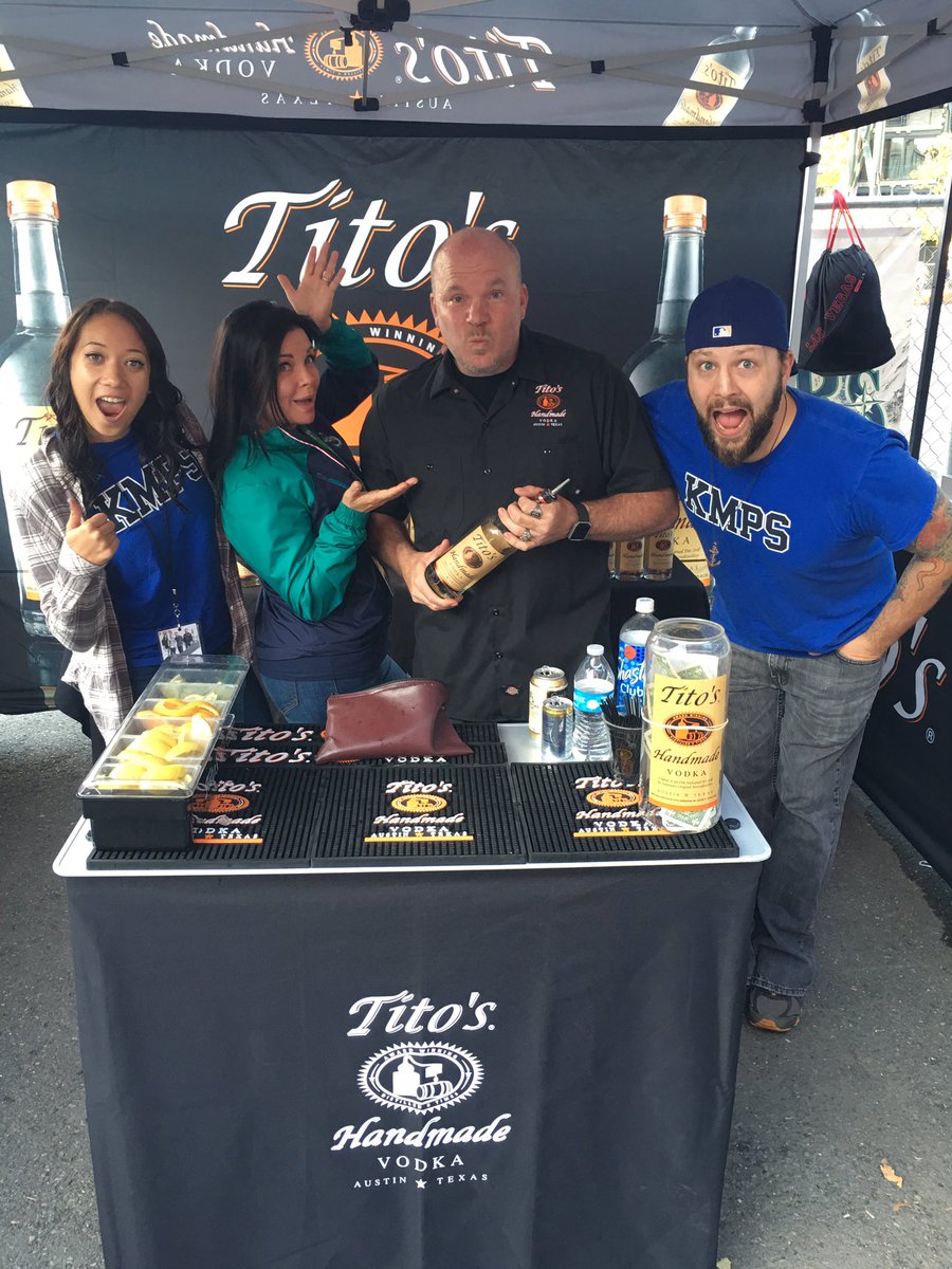emma941seattle's tweet image. Oh yeah @TitosVodka goes great with everything! Hangin' with Gordon at @henrystavern! #GoMs ~ @DeAnnaLeeDance