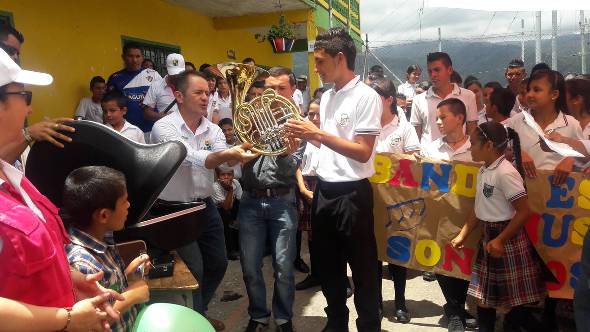 GoberCaldas's tweet photo. En #Encimadas los sonidos de los fusiles se cambiaron por notas musicales, @EducacionCaldas conformó la primera banda del #Posconflicto. https://t.co/RG3EnbquFX