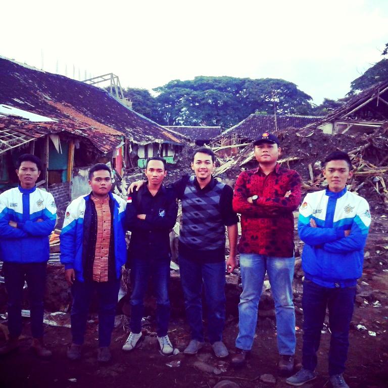 Melihat tempat kejadian bencana di Kab Garut... Ketua, Pengurus XTC MAJALENGKA BERSATU with Sekjen XTC Kab Garut