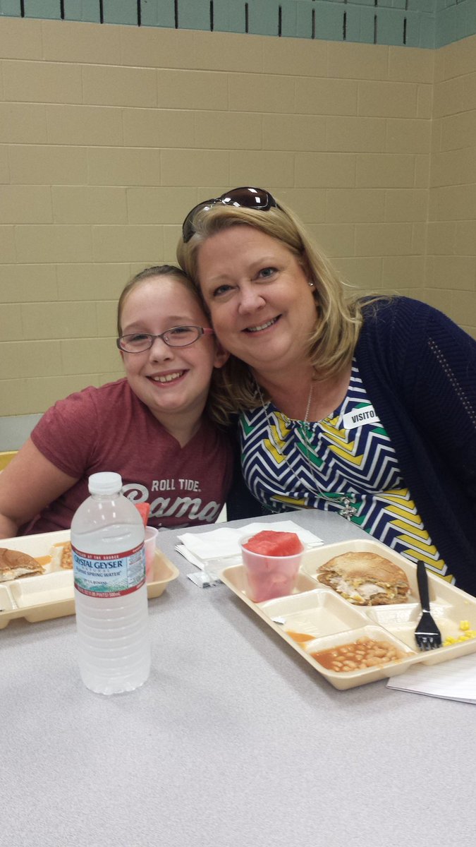 PresleyBeth's tweet photo. We enjoyed lunch with our grandparents! #bluffparkpanthers https://t.co/2Yx0Aye31Y