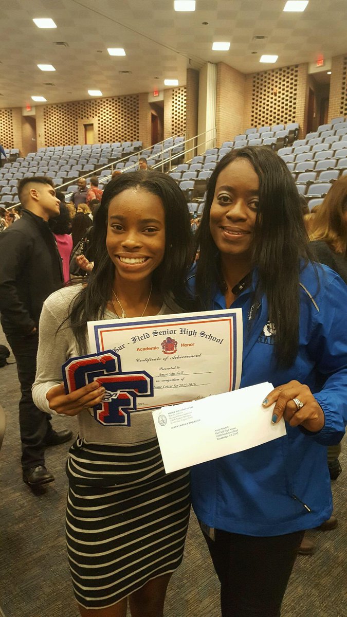 mitchemm13's tweet photo. So proud of my oldest Amari for her Academic Letter Ceremony. 3.5 GPA or above. ❤️❤️⚽️the pics with Mom, Dr. Walts & Dr. Sadki. #PWCS #GFSHS https://t.co/82OZjwsXGI