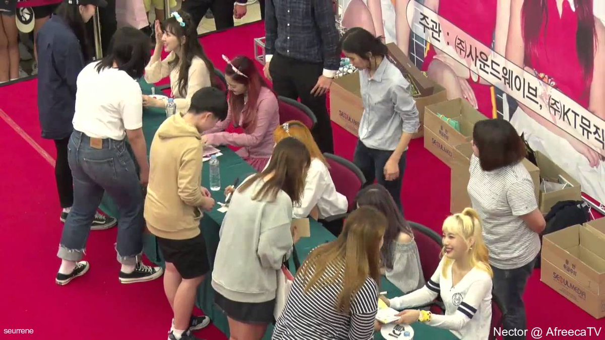 Baejoohyunews's tweet photo. [FANCAM] 160925 #REDVELVET #레드벨벳 @ AK Plaza Fansign (1/2)
https://t.co/9frk91ep9R
https://t.co/ek0UZq9dCZ https://t.co/SrQKhyCvfO