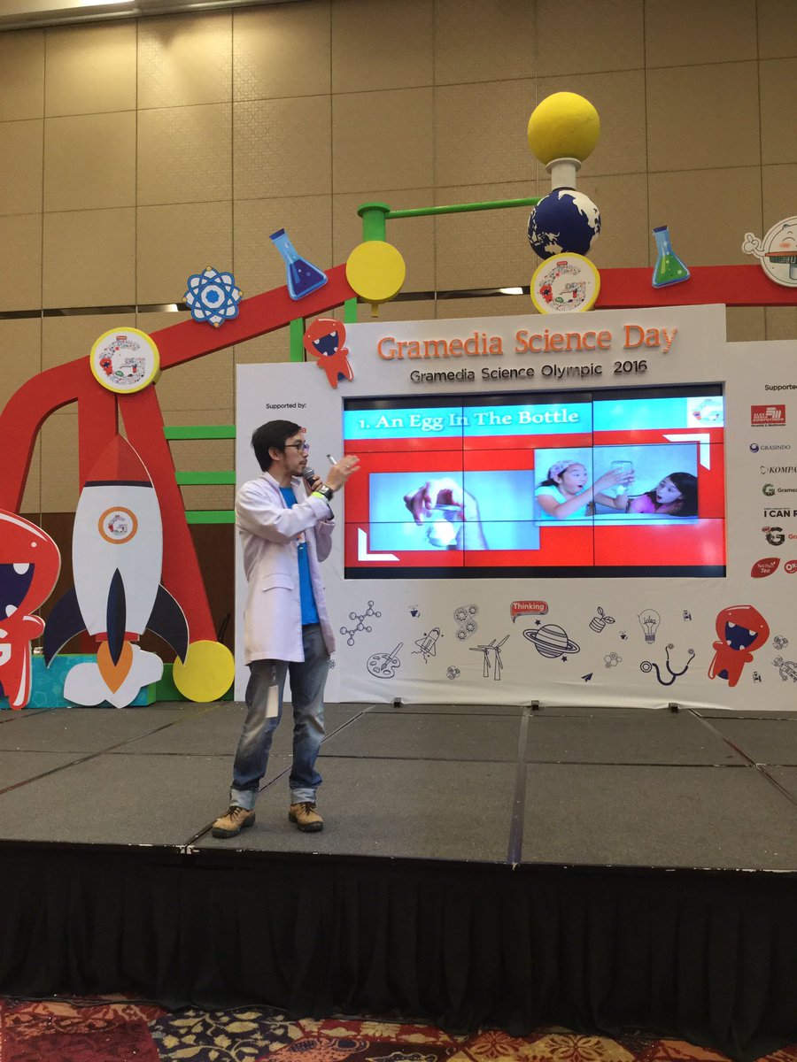Pengarahan game Egg in the Bottle oleh Pak Niki. Semangat adik-adik! #GramediaScienceDay