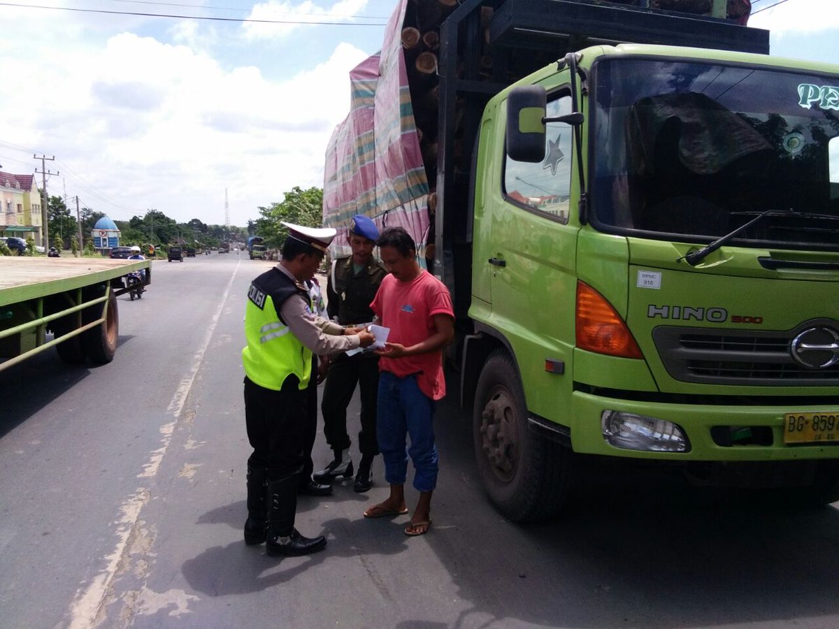 lantas_prabu's tweet photo. Giat riksa ranmor bersama Yon Zipur II /SG, Subden POM dan Dishubkominfo Kota Prabumulih. 
@RTMCPoldaSumsel
#PolriPromoter https://t.co/OC9mFCU5LY