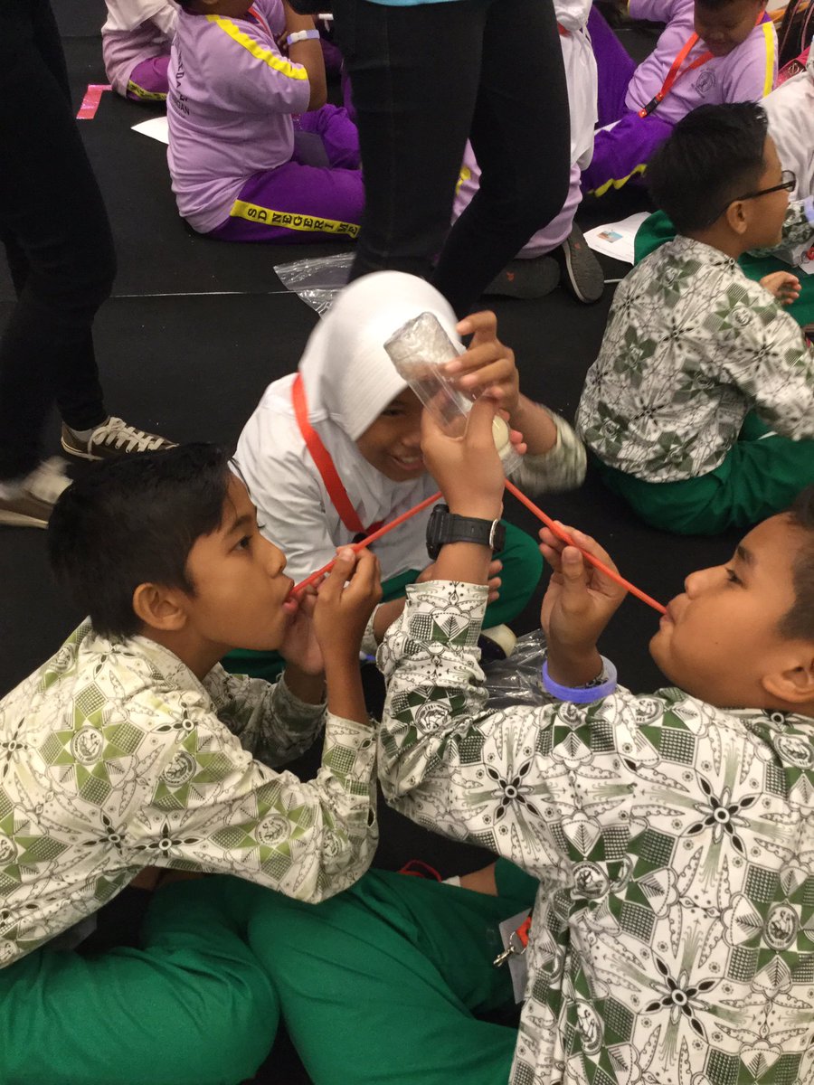 Ayooo keluarin telur dari botolnyaaaa! #GramediaScienceDay