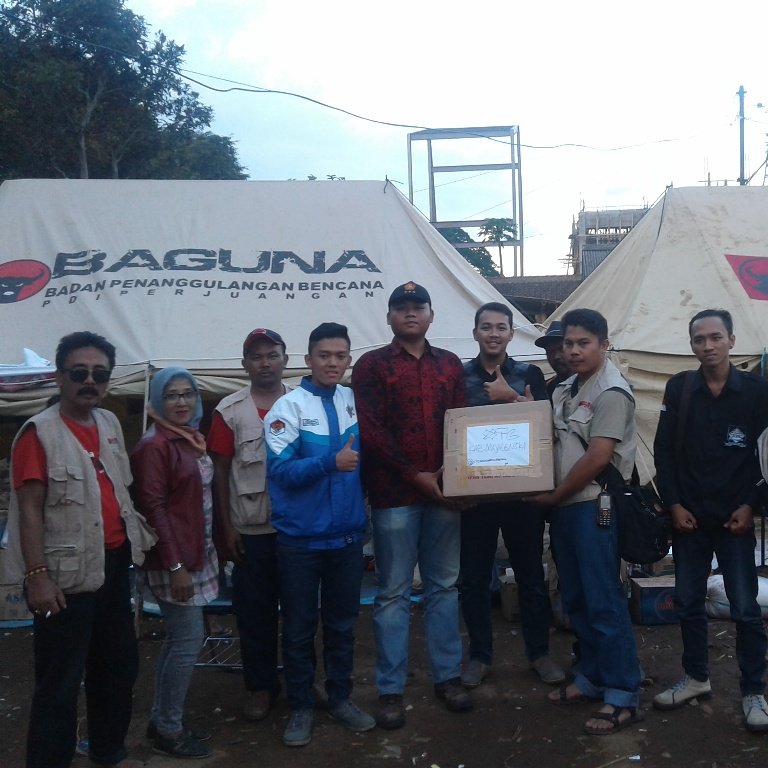 Simbolis Pemberian Donasi Peduli Bencana untuk Kab Garut oleh Ketua XTC MAJALENGKA BERSATU kpd Ketua Posko PDIP