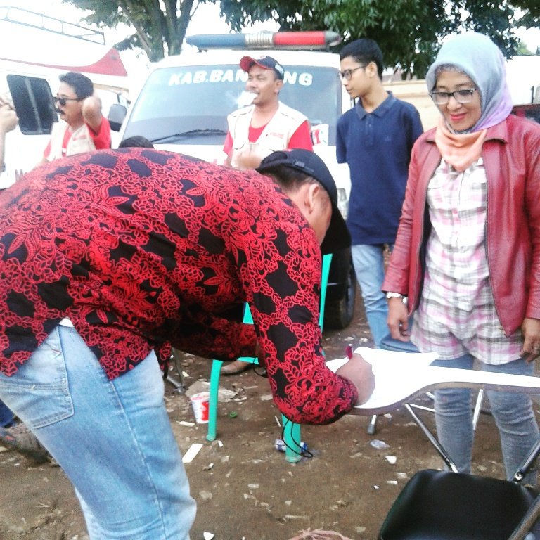 Tanda Tangan Serah Terima Donasi Untuk Bencana Kab Garut di Lakukan oleh Ketua ORMAS XTC MAJALENGKA