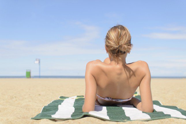 Sunbathing перевод. Солнечные ванны. Принятие солнечных ванн. На пляже девушки загорают. Загорать на берегу.