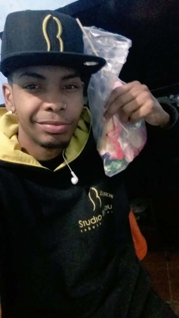 EversonJordaan's tweet photo. Ai tu ta atirado na sala cansado de trabalhar e teu irmao te presentei com esses doce da festinha de Cosme 😍
#Faceiro https://t.co/3kfYoWWyTL