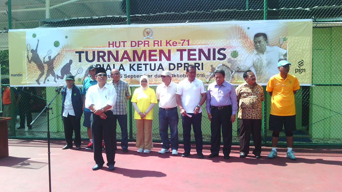 DPR_RI's tweet photo. Ketua DPR Ade Komarudin menyerahkan hadiah kepada pemenang Turnamen Tenis Piala Ketua DPR RI dalam rangka #HUT71DPR, Sabtu (01/10/2016). https://t.co/pRFpnADoYb
