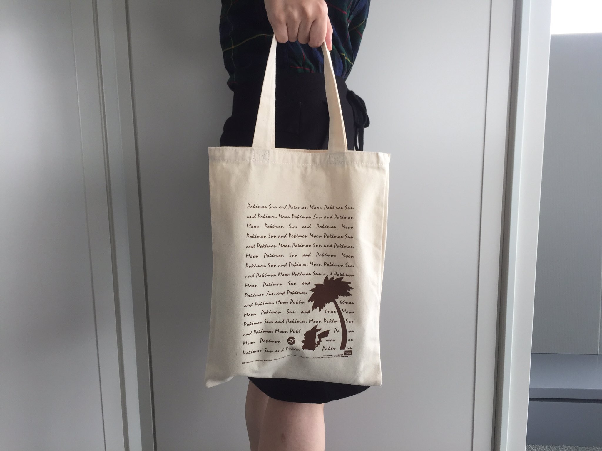 ノジマオンライン ポケモンサンムーン予約特典をお申し込み済みの方へ ポケモンサンムーンの予約特典のエコバッグが出来上がりました キャンパス地でしっかりした厚みもあって 500mlのペットボトルが入るとこんな感じ ポケモン