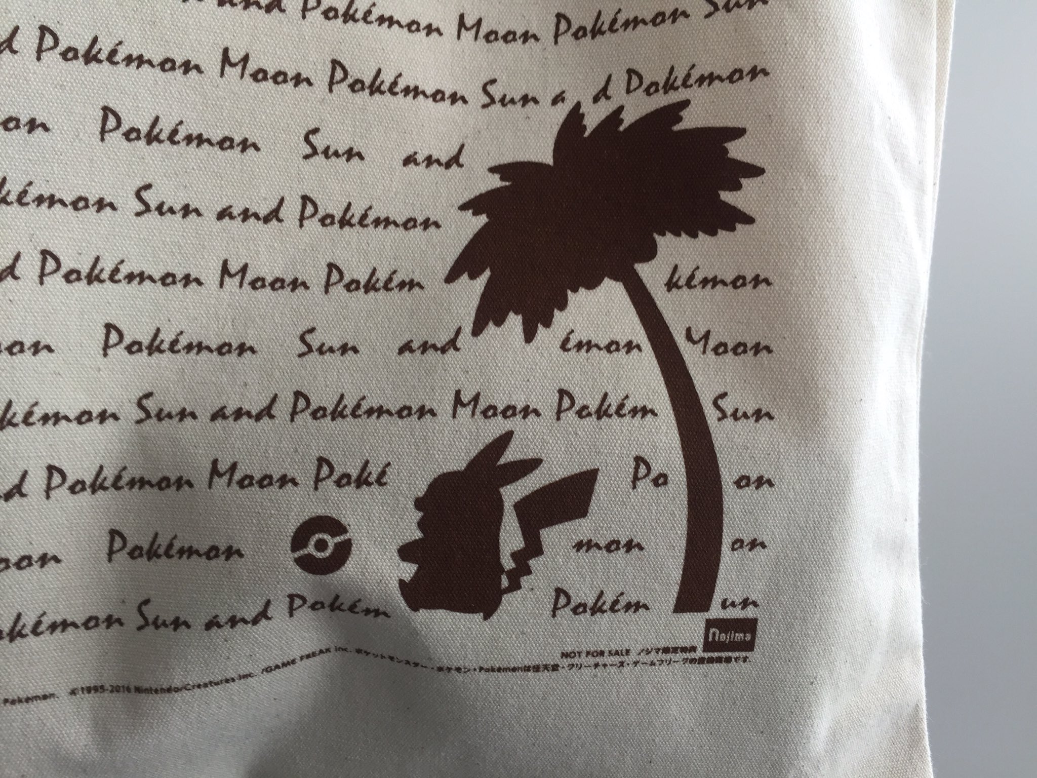 ノジマオンライン ポケモンサンムーン予約特典をお申し込み済みの方へ ポケモンサンムーンの予約特典のエコバッグが出来上がりました キャンパス地でしっかりした厚みもあって 500mlのペットボトルが入るとこんな感じ ポケモン