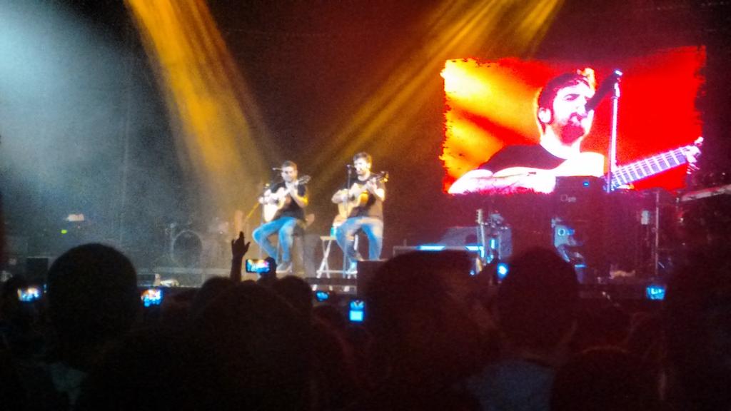 krisluji's tweet photo. @estopaoficial  De los 4 conciertos que he visto de esta gira, el de anoche fue el que más me emocionó #pelosdepunta https://t.co/yYPKDtBqU1
