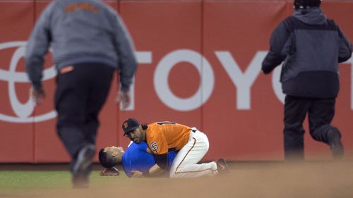 @SFGiantsFans left fielder tackles fan on field during game against @Dodgers