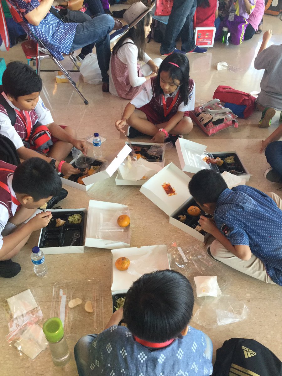 Saat ini peserta sedang menyantap makan siang :) hmmm sedaaaap #GramediaScienceDay