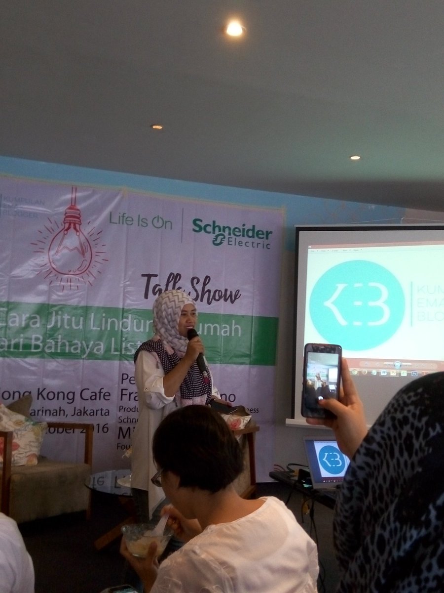 Nefertitefitriy's tweet image. Mak Icoel @SumartiSaelan membuka acara talkshow KEB &amp;amp; Schneider 
#KEBSchneider #emak2blogger