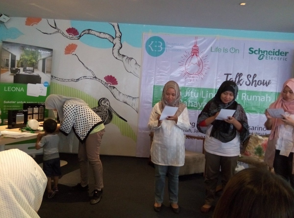 Nefertitefitriy's tweet image. Games jelang talkshow #KEBSchneider #emak2blogger