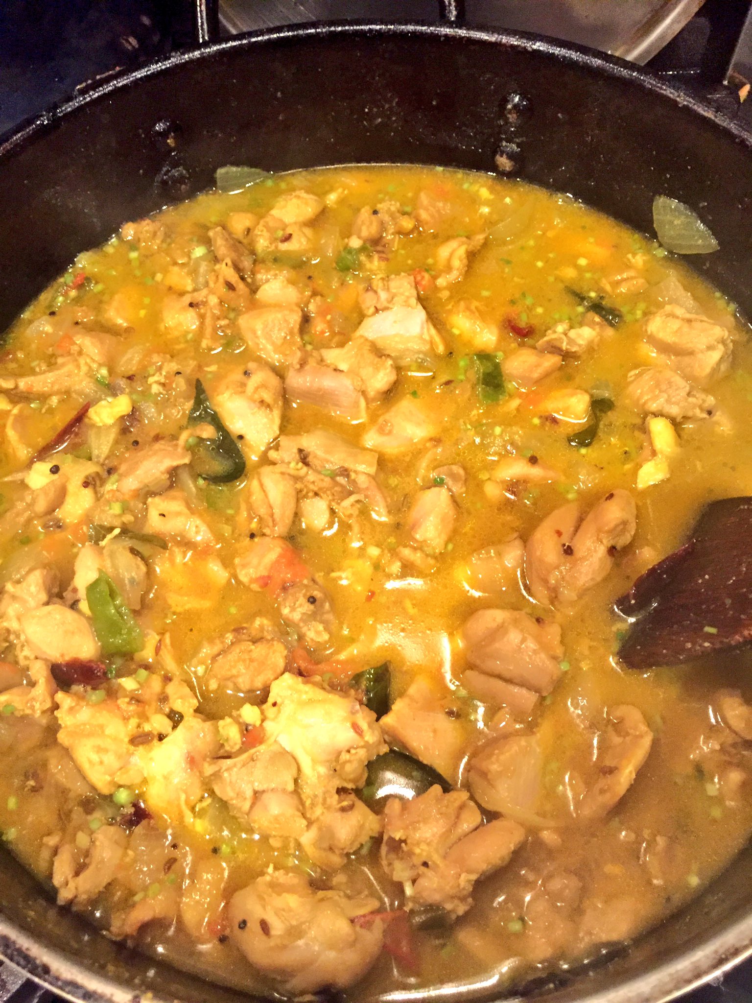 エリックサウスkitte名古屋 本日ディナータイムのスペシャルカレーで チェティナード風チキン ウプ カレー たった今出来上がりました ウプは塩を意味します スパイスは最小限 なのにきっちりスパイシー 引き算の美学は和食だけの物ではないのです