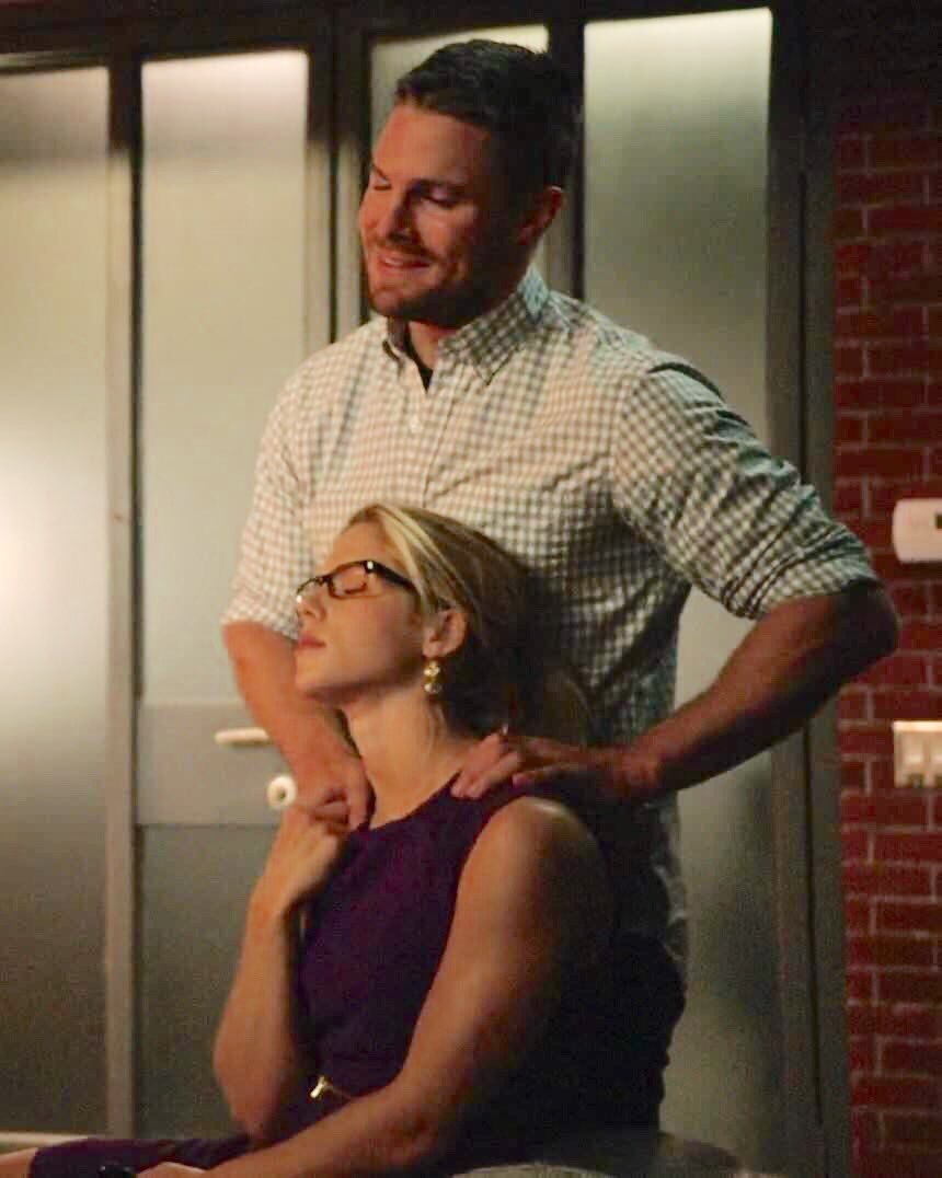 chloesxluci's tweet photo. Anyway, Oliver's massages are much better. Look at his hands. Can we burn the loft, now ? #Olicity https://t.co/D32PTDdzdf