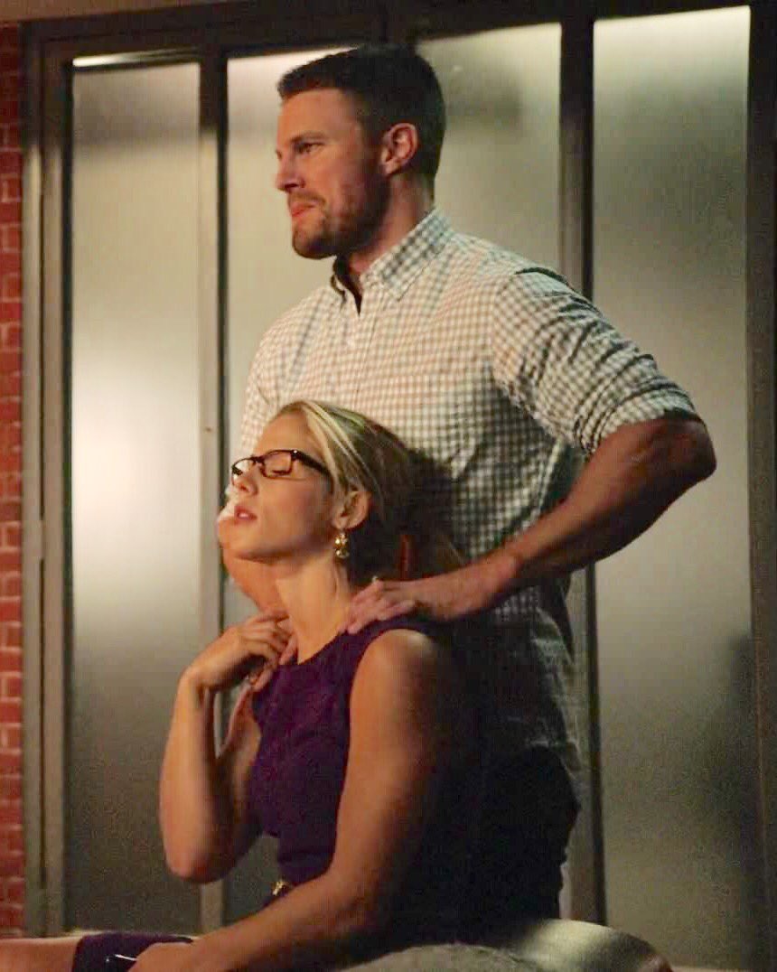 chloesxluci's tweet photo. Anyway, Oliver's massages are much better. Look at his hands. Can we burn the loft, now ? #Olicity https://t.co/D32PTDdzdf