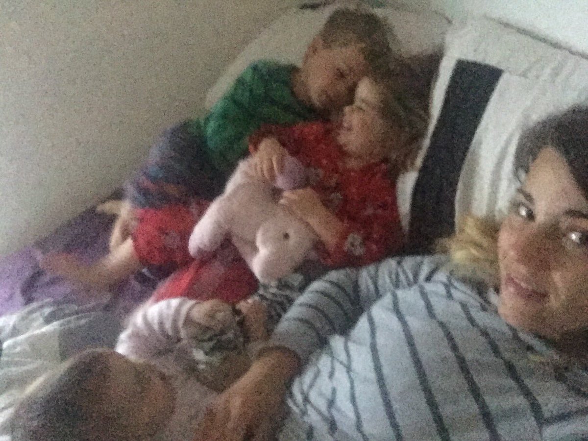 3under4blog's tweet image. Morning cuddles/fights #threeunderfour #SaturdayMorning #noschoolrunrush